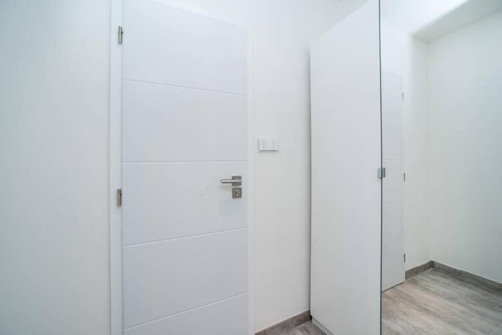 Old Town 1 Bedroom Oasis With Ac And Double Shower Прага Экстерьер фото